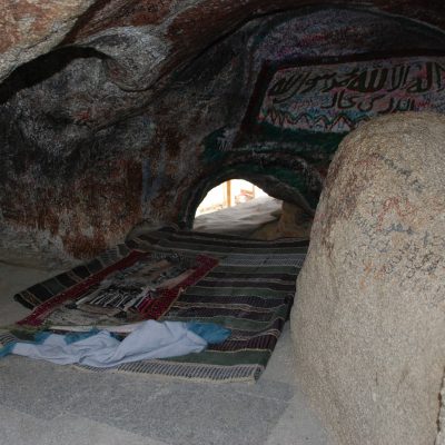 Jabal Thawr (Cave Thawr) , The cave where the Prophet and Abu Bakr sought refuge during their migration to Madinah. A place of patience, trust, and divine protection.